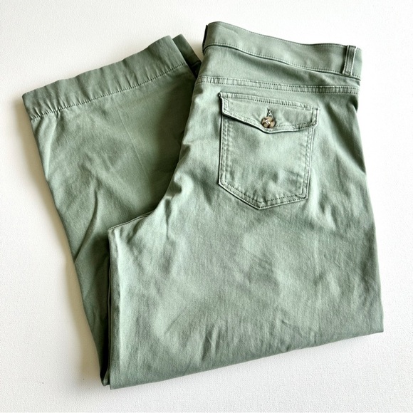 Gloria Vanderbilt Garden Sage Plus Size Shape Effect Pull-On Wide Leg Crop Pants - Picture 3 of 3